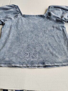 KOHL'S Light Blue Denim Girl's Shirt with Puff Sleeves in a size Lg. (10-12)